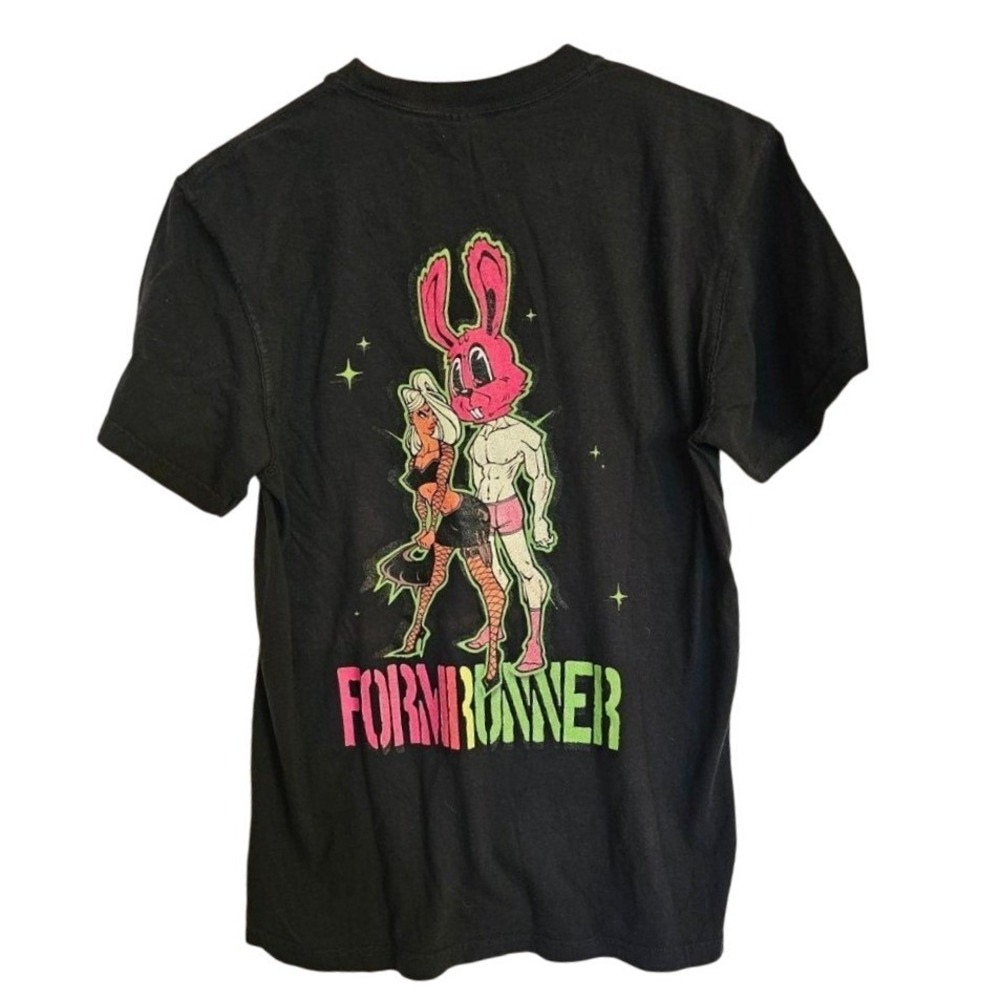 Comfort Colors Form runner T-shirt Size Small‎ Black short sleeve Graphic bunny